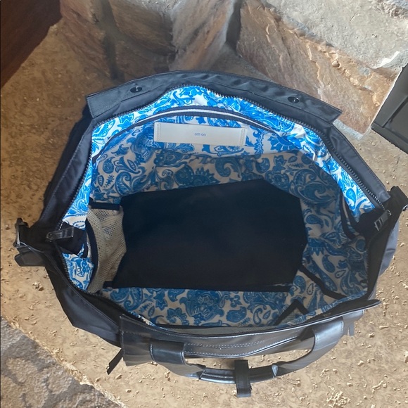 Lululemon Yoga Gym Weekend Bag great for Yoga or Travel - Picture 3 of 11